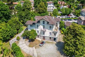 Villa di 585 m² con più di 5 locali a Como