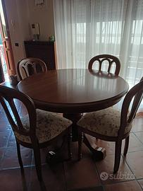 Tavolo in legno con sedie