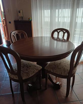 Tavolo in legno con sedie