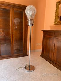 piantana a forma di Lampadina gigante