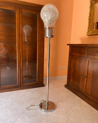 piantana a forma di Lampadina gigante