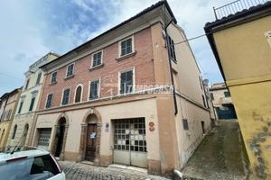 Intero stabile di 274 mq, con locale al piano di 1