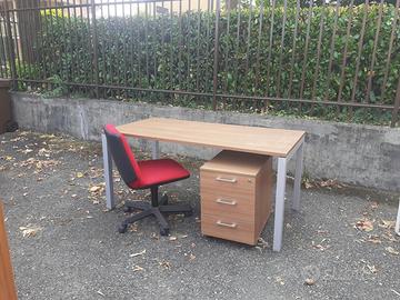 Set scrivania e mobili ufficio -ritiro a mano
