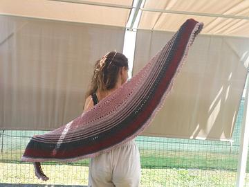 Sciarpa a mezzaluna in lana fatta ai ferri