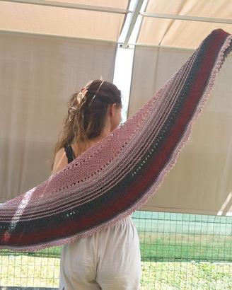 Sciarpa a mezzaluna in lana fatta ai ferri