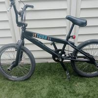 Bicicletta BMX nero opaco