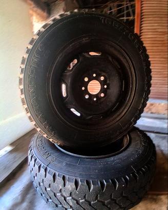 2 pneumatici M+S misure 165/70 R13 con i cerchi