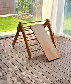 Triangolo di Pikler in legno con scivolo