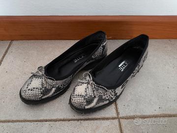 scarpe effetto pitonato