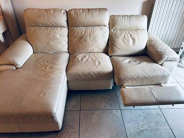 Divano con chaise lounge.