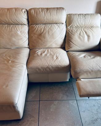 Divano con chaise lounge.