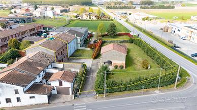 Casale semindipendente con ampio giardino