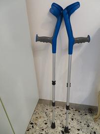 Stampelle e scarpa talus