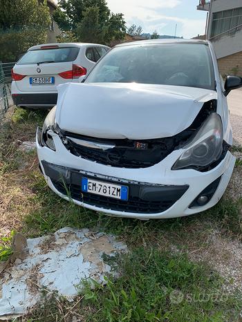 Opel corsa incidentata