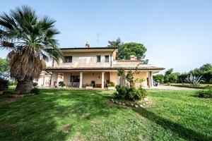 Villa di 400 m² con più di 5 locali e box auto dop