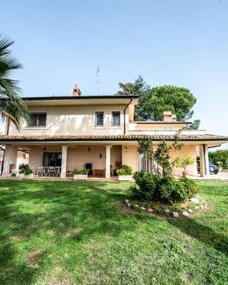 Villa di 400 m² con più di 5 locali e box auto dop