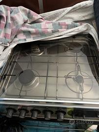 Cucina con Fornelli con forno a gas