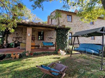 Rustico / Casale di 220 m² con più di 5 locali e b