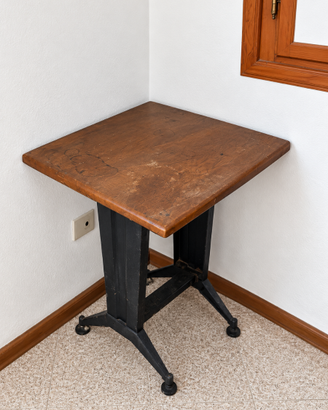 Tavoli, scrivanie e consolle vintage