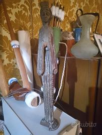 Statuetta antica in legno alta 30 cm
