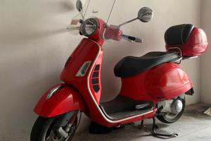 Vespa GTS 300 rossa