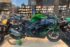 Kawasaki Ninja 1100 SX SE 2026 con kit Tourer in o