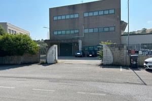 Potenza, capannone di mq. 2400 su 3 livelli