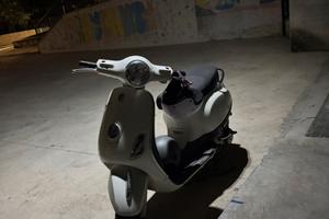 Vespa LX 50 bianca