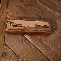 Scatola intarsiata in legno