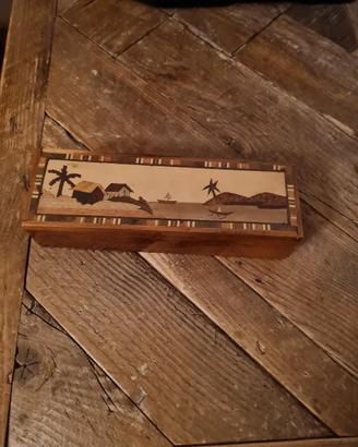 Scatola intarsiata in legno