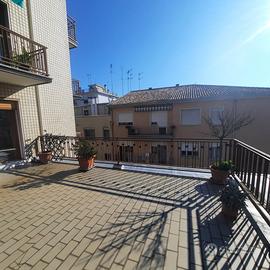 Bilocale con terrazza abitabile in viale garibadli