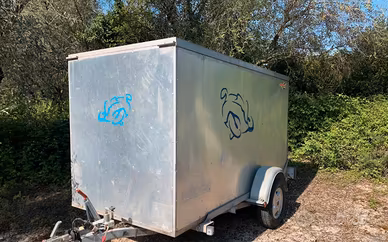 Porta moto chiuso