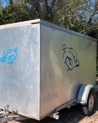 Porta moto chiuso