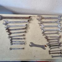 Lotto chiavi inglesi e cacciaviti