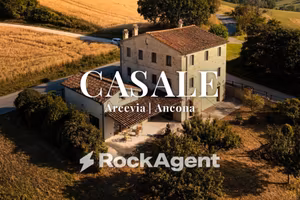 Rustico / Casale di 350 m² con più di 5 locali a A