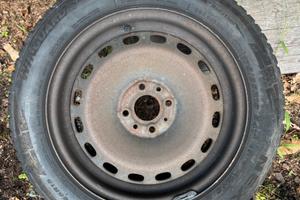 5 gomme invernali Nexen 175/65 R15 + 4 cerchi ferr