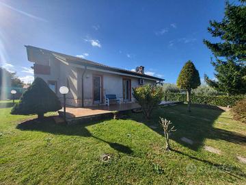 Villa su due livelli con terreno zona Pantano