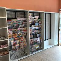 Scaffali con griglie