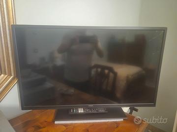 SMART TV HITACHI 32 POLLICI LCD ROTTO