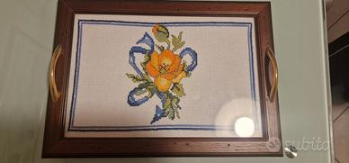 vassoio ricamato a mano