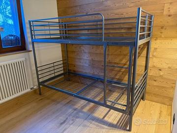Letto a castello triplo in metallo