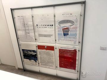 Espositore con tasche in plexiglass