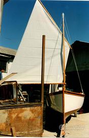 Barca - lancia a motore con vela con carrello