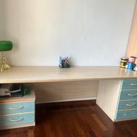 Scrivania per camera, cassetti e armadio