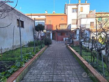 Casa abbinata con garage e giardino centro Chiarav