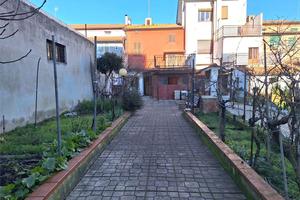 Casa abbinata con garage e giardino centro Chiarav