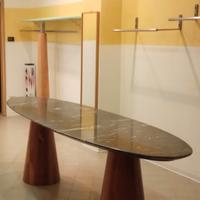 Tavolo in marmo con basi in ciliegio 