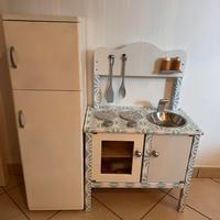 Cucina e frigorifero in legno