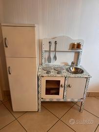 Cucina e frigorifero in legno
