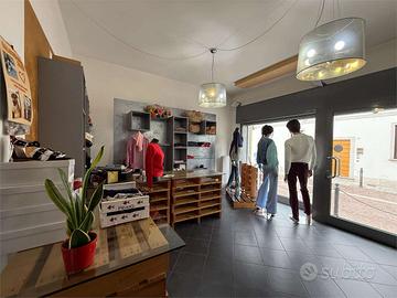 Sovico centro, negozio openspace con box